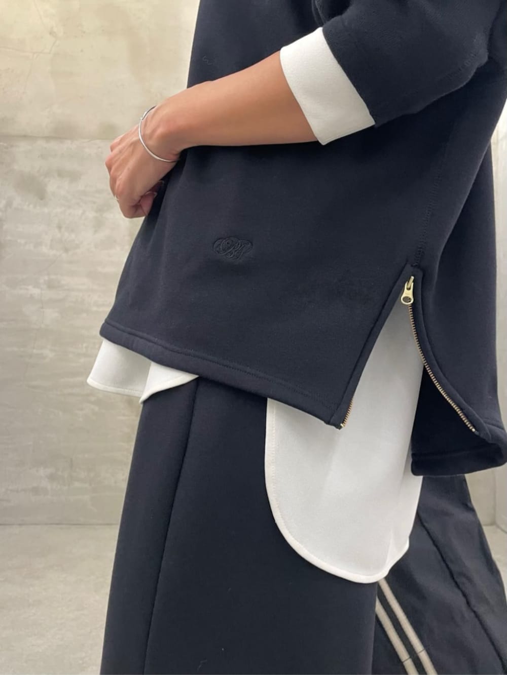 ホワイト系のシャツ/ブラウス、ブルー系のその他パンツ、ブルー系のTシャツ/カットソーを着用したレディースの秋コーディネートの6枚目の写真