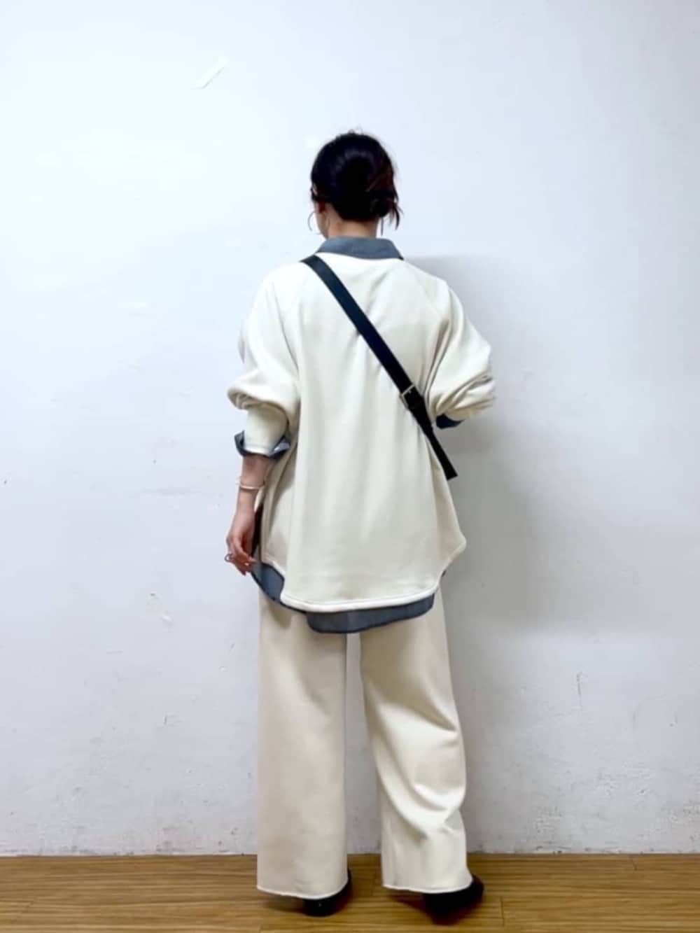 ブルー系のシャツ/ブラウス、ブラック系のショルダーバッグ、ホワイト系のTシャツ/カットソーを着用したレディースの秋コーディネートの9枚目の写真