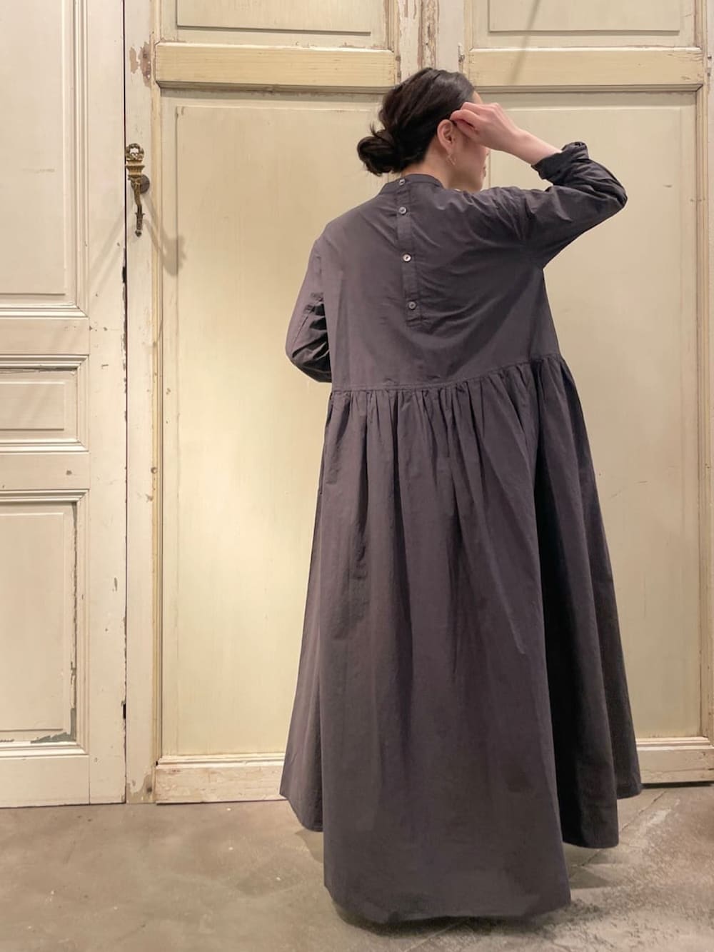 グレー系のワンピース、シルバー系のサンダルを着用したレディースの春コーディネートの2枚目の写真