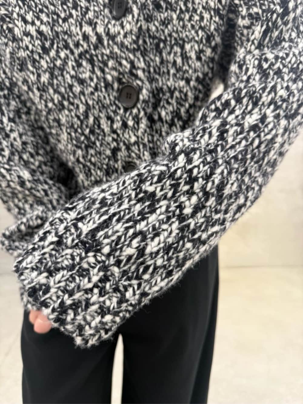 ブラック系のその他パンツ、ブラック系のショルダーバッグ、ブラック系のカーディガン/ボレロを着用したレディースの秋コーディネートの3枚目の写真
