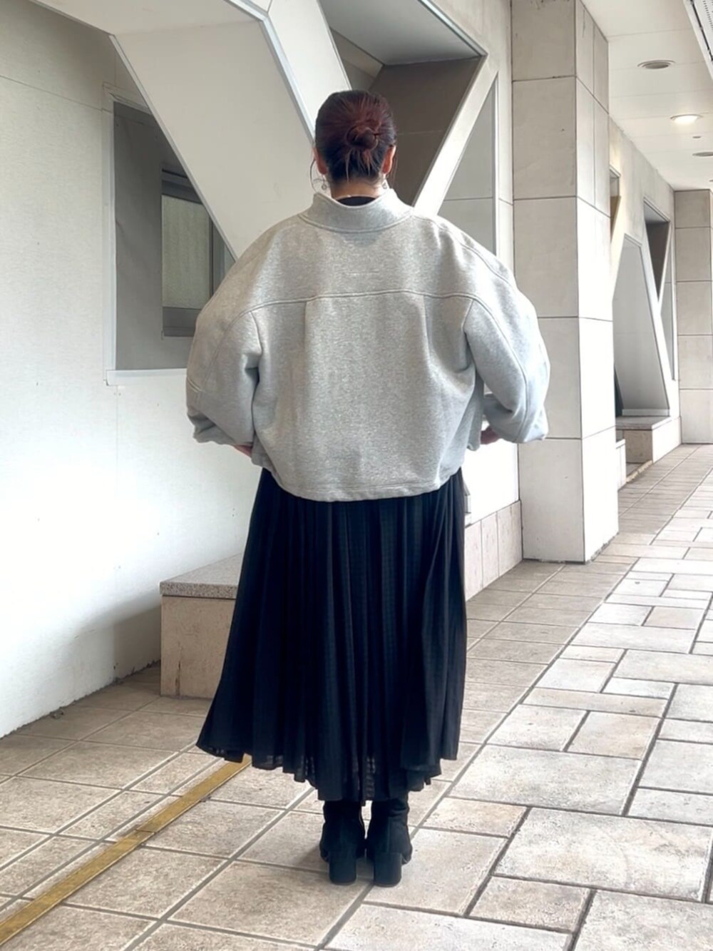 ブラック系のワンピース、ブラック系のベストを着用したレディースの秋コーディネートの4枚目の写真