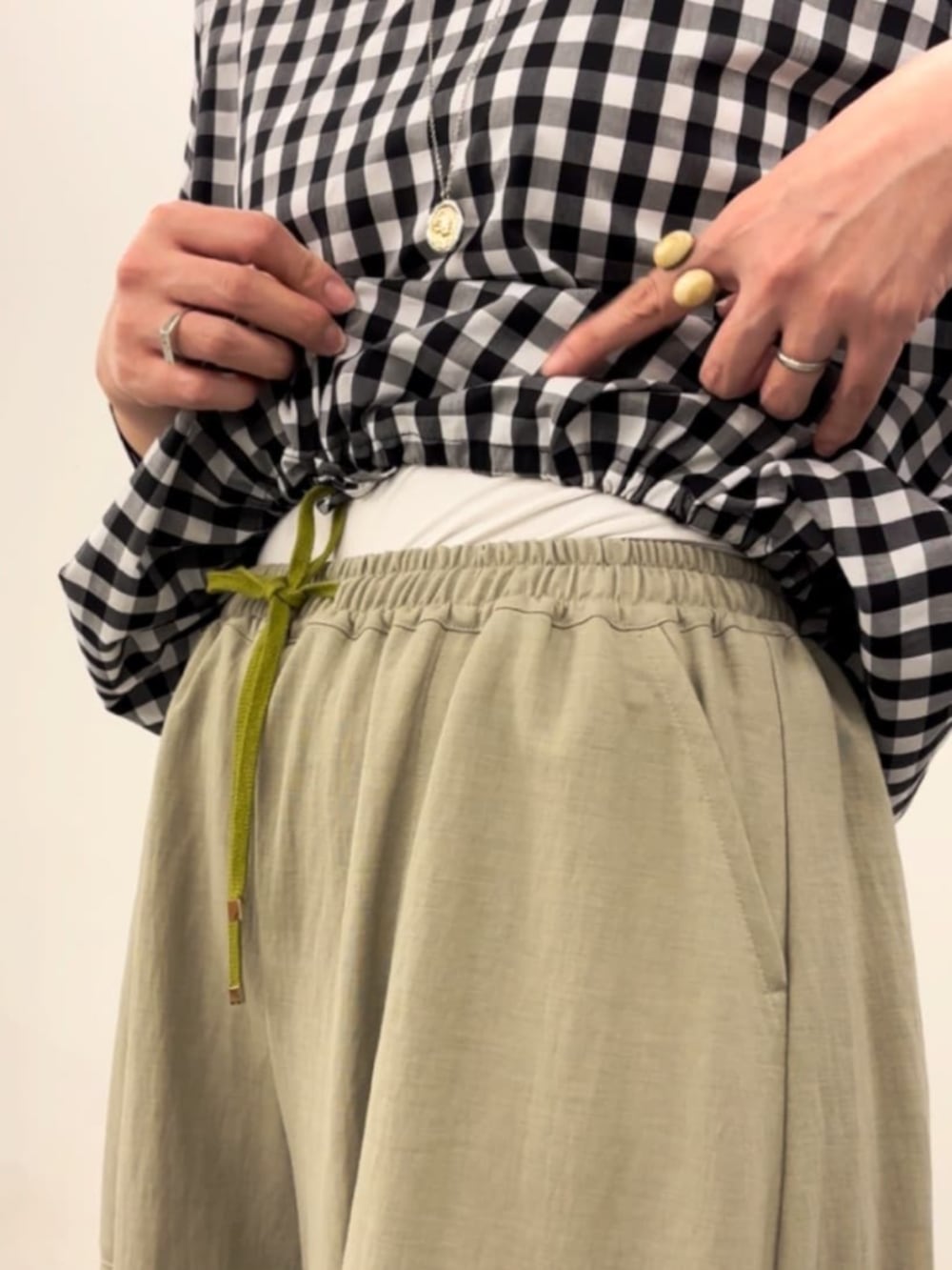 ブラック系のシャツ/ブラウス、グリーン系のその他パンツを着用したレディースの春コーディネートの7枚目の写真