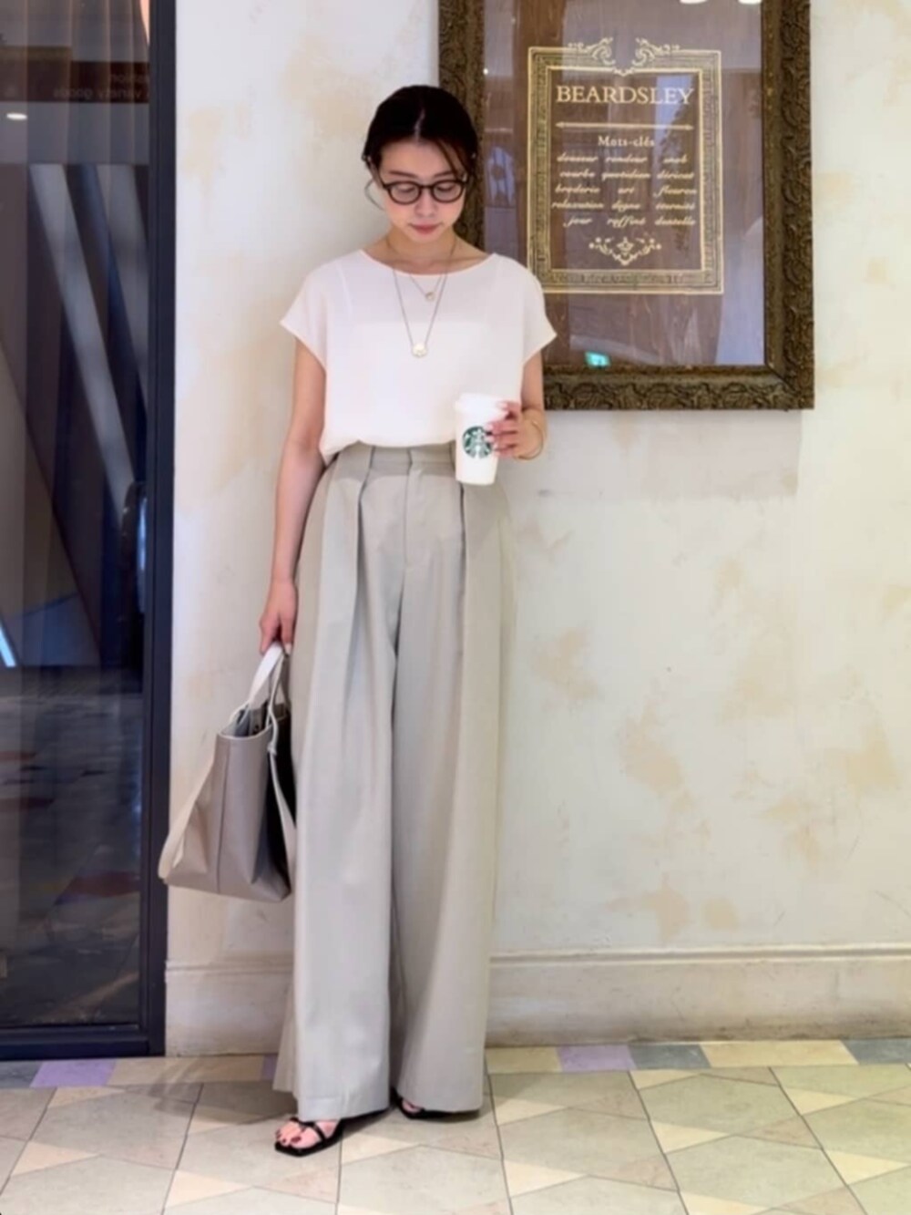 ベージュ系のその他パンツ、ホワイト系のシャツ/ブラウス、グレー系のトートバッグを着用したレディースの春コーディネートの5枚目の写真