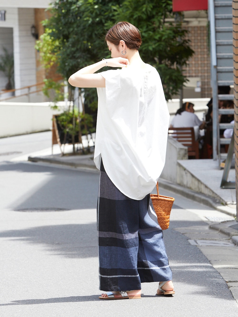 「シンプルコーデ、オトナ女子、オトナカジュアル、夏、パンツスタイル、ootd、夏コーデ」｜「BEARDSLEYの後ろ布帛カットソー（Tシャツ/カットソー、ホワイト系）」を使った、BEARDSLEYさん（レディース・160cm）の夏コーディネートの3枚目の写真