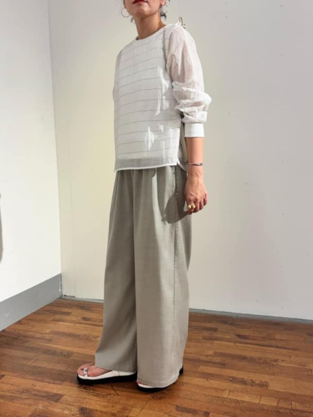 グレー系のその他パンツ、ホワイト系のシャツ/ブラウスを着用したレディースの春コーディネートの4枚目の写真