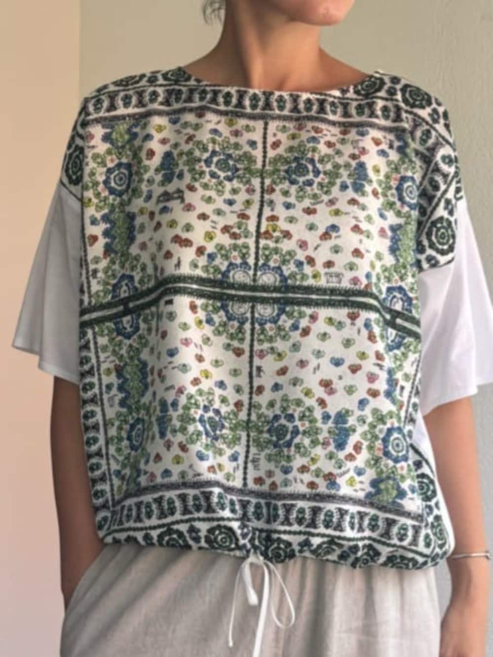 ホワイト系のTシャツ/カットソーを着用したレディースの春コーディネートの6枚目の写真