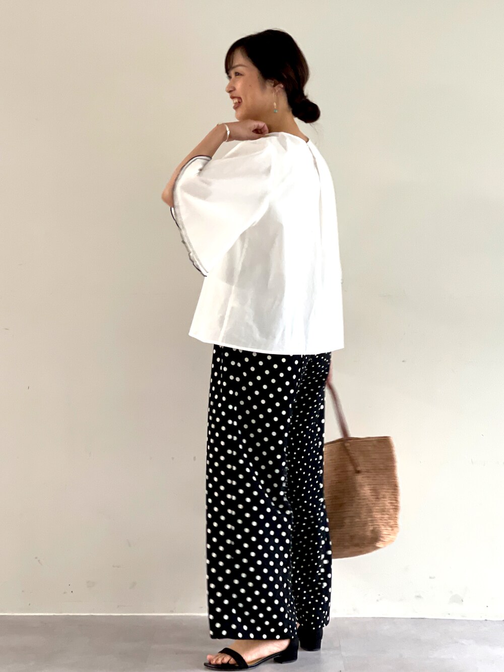 ホワイト系のシャツ/ブラウス、ブラック系のその他パンツ、ピンク系のかごバッグを着用したレディースの夏コーディネートの4枚目の写真