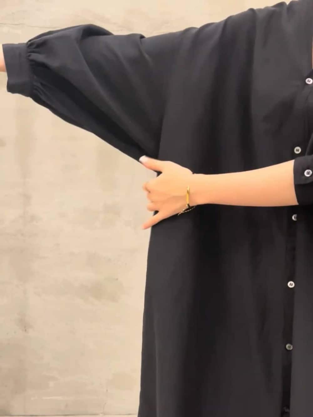 ブルー系のデニムパンツ、ブラック系のワンピースを着用したレディースの冬コーディネートの7枚目の写真