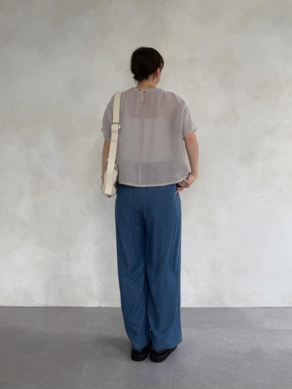 ホワイト系のショルダーバッグ、ブルー系のその他パンツ、グレー系のシャツ/ブラウスを着用したレディースの春コーディネートの4枚目の写真