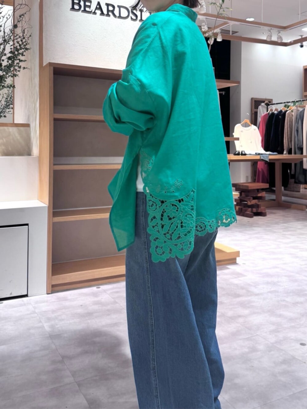 ブルー系のその他パンツ、グリーン系のシャツ/ブラウスを着用したレディースの春コーディネートの8枚目の写真