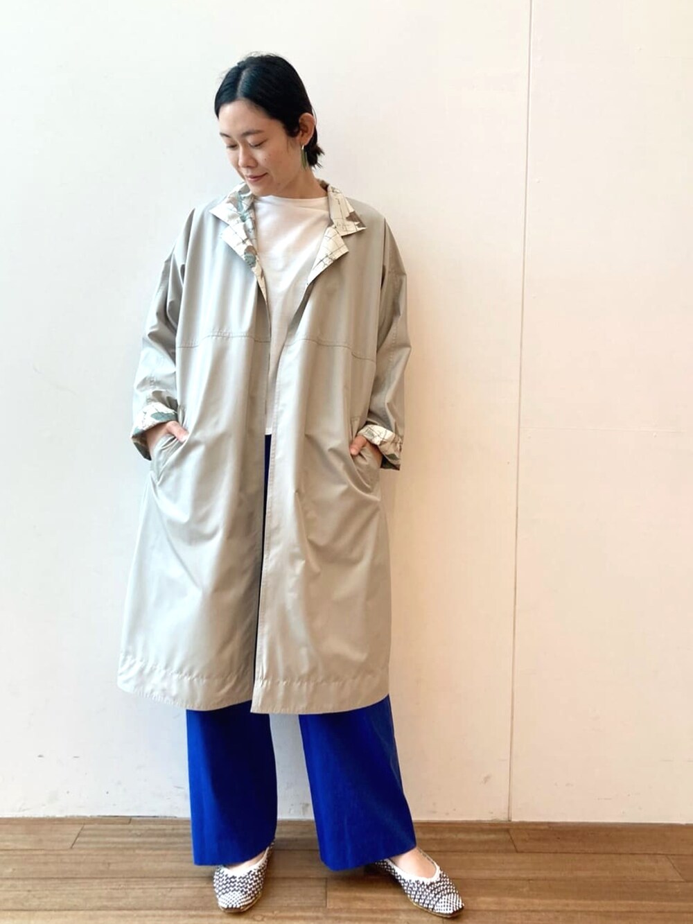 グリーン系のその他アウター、ホワイト系のTシャツ/カットソー、ブルー系のその他パンツを着用したレディースの春コーディネートの2枚目の写真