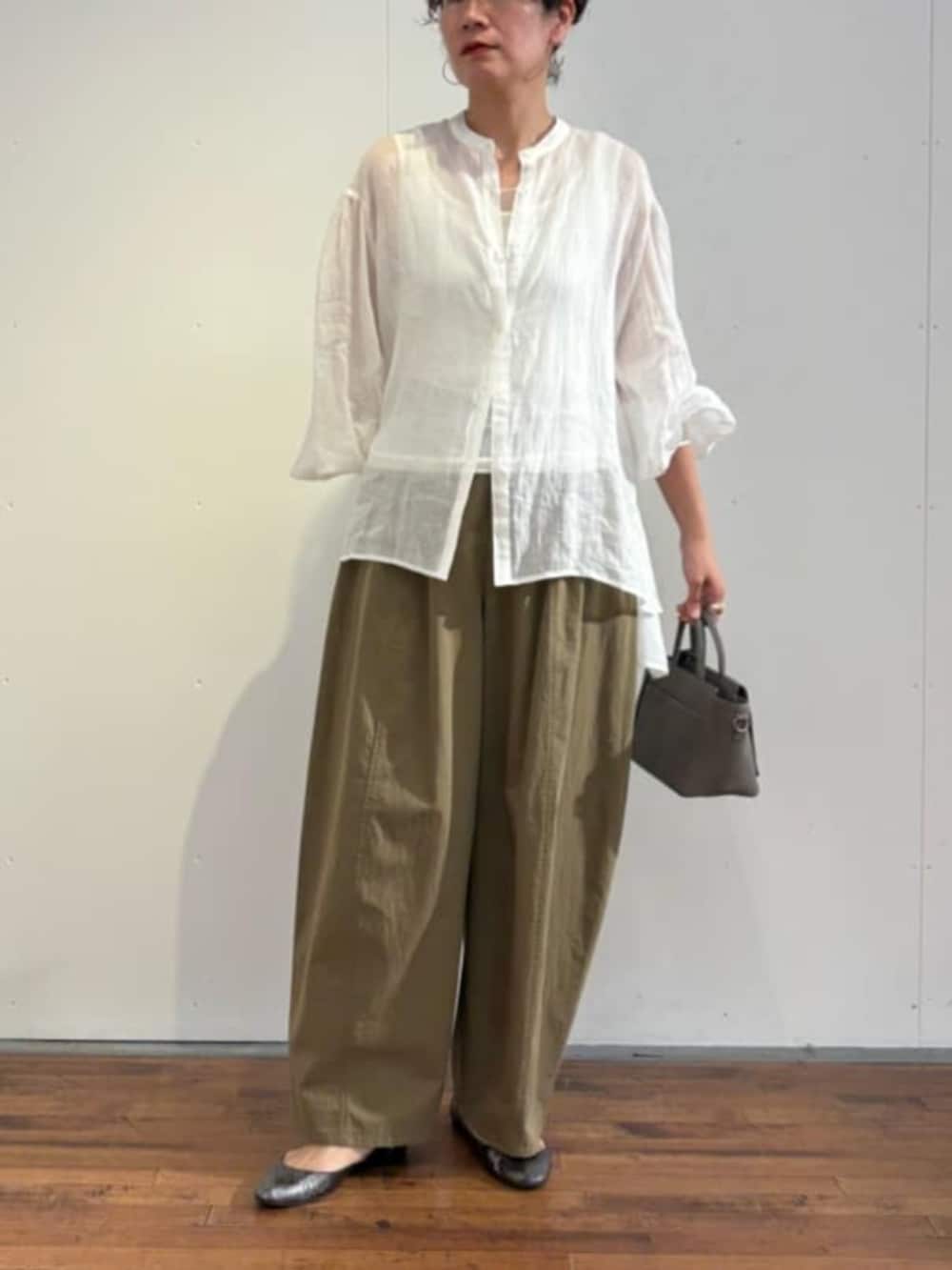 イエロー系のその他パンツ、ホワイト系のシャツ/ブラウスを着用したレディースの春コーディネートの4枚目の写真