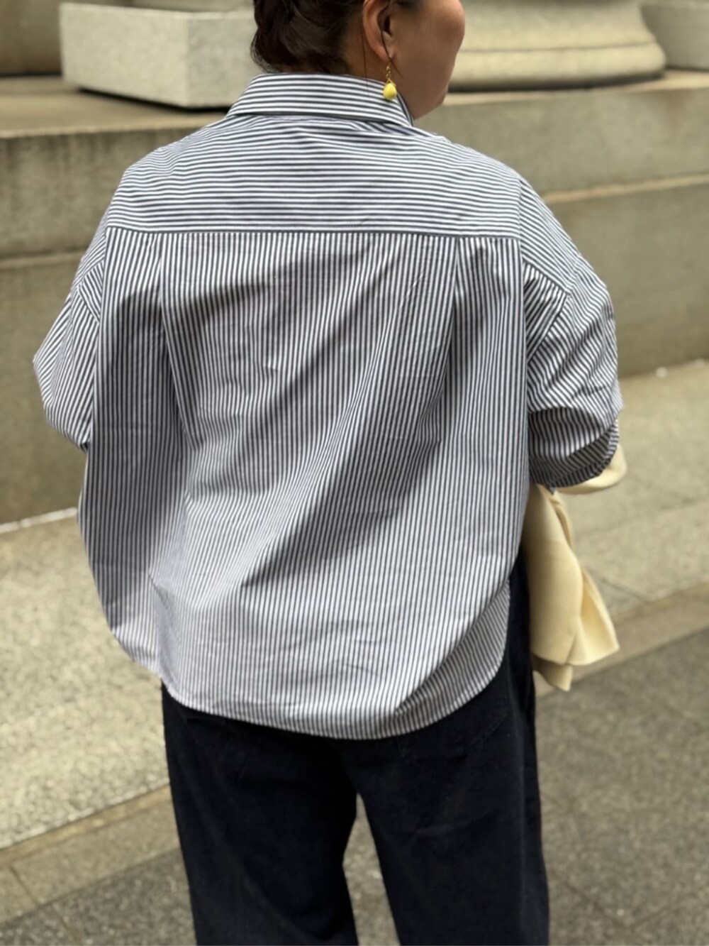 ブラック系のボストンバッグ、ブルー系のシャツ/ブラウスを着用したレディースの冬コーディネートの5枚目の写真