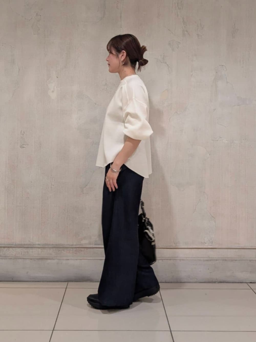 ブルー系のその他パンツ、ブラック系のショルダーバッグ、ホワイト系のTシャツ/カットソーを着用したレディースの春コーディネートの4枚目の写真