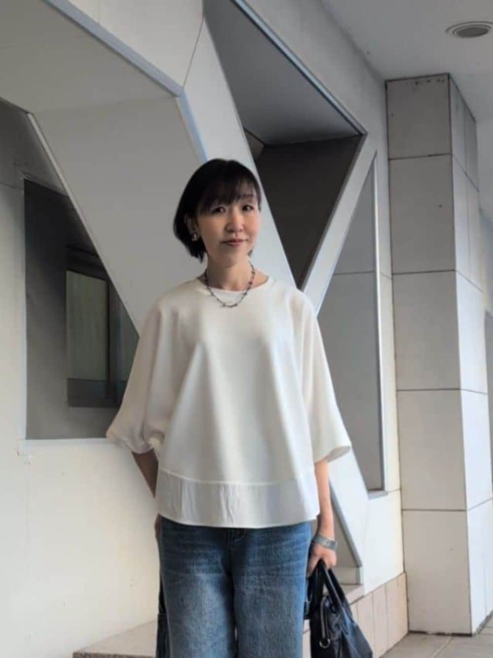 ブルー系のその他パンツ、ブラウン系のテーラードジャケット、ホワイト系のTシャツ/カットソーを着用したレディースの春コーディネートの6枚目の写真