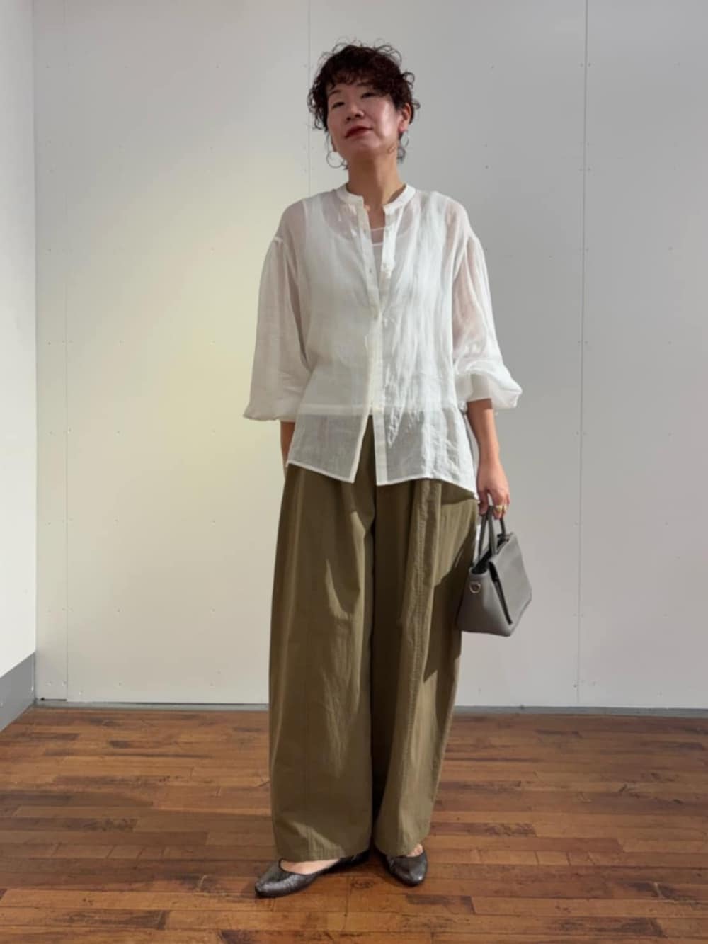 イエロー系のその他パンツ、ホワイト系のシャツ/ブラウスを着用したレディースの春コーディネートの2枚目の写真