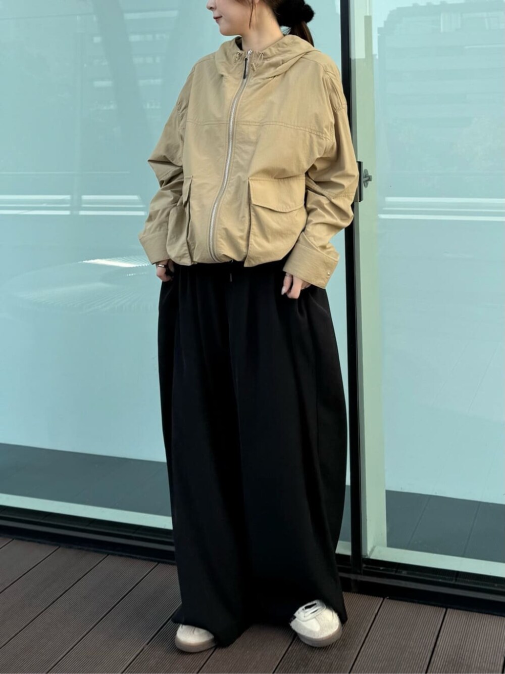 ブラック系のその他パンツ、ゴールド系のブルゾンを着用したレディースの冬コーディネートの4枚目の写真