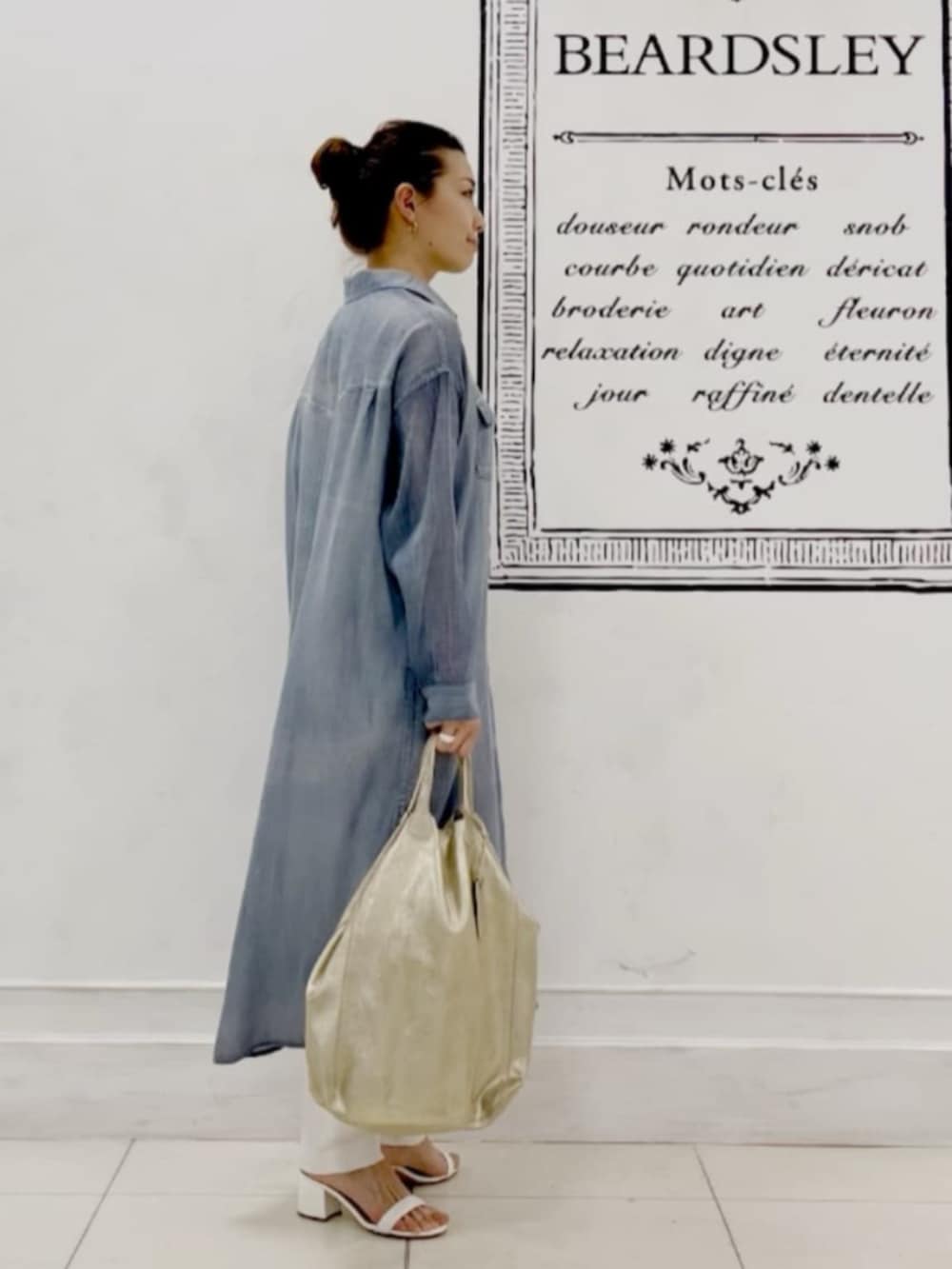 ブルー系のワンピースを着用したレディースの冬コーディネートの4枚目の写真