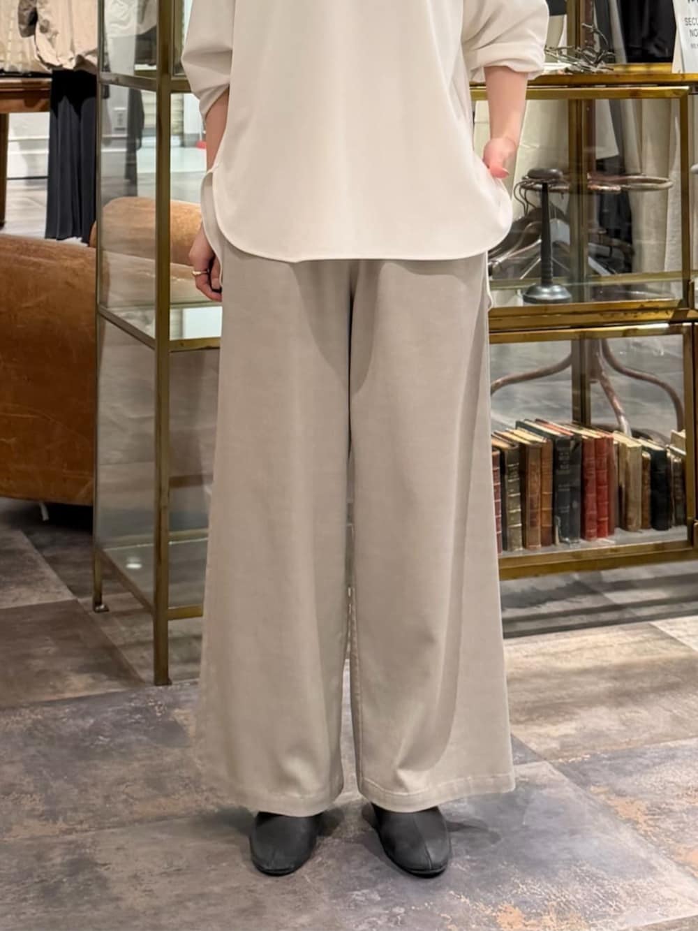 ブラック系のボストンバッグ、ホワイト系のニット/セーター、グレー系のその他パンツを着用したレディースの冬コーディネートの7枚目の写真