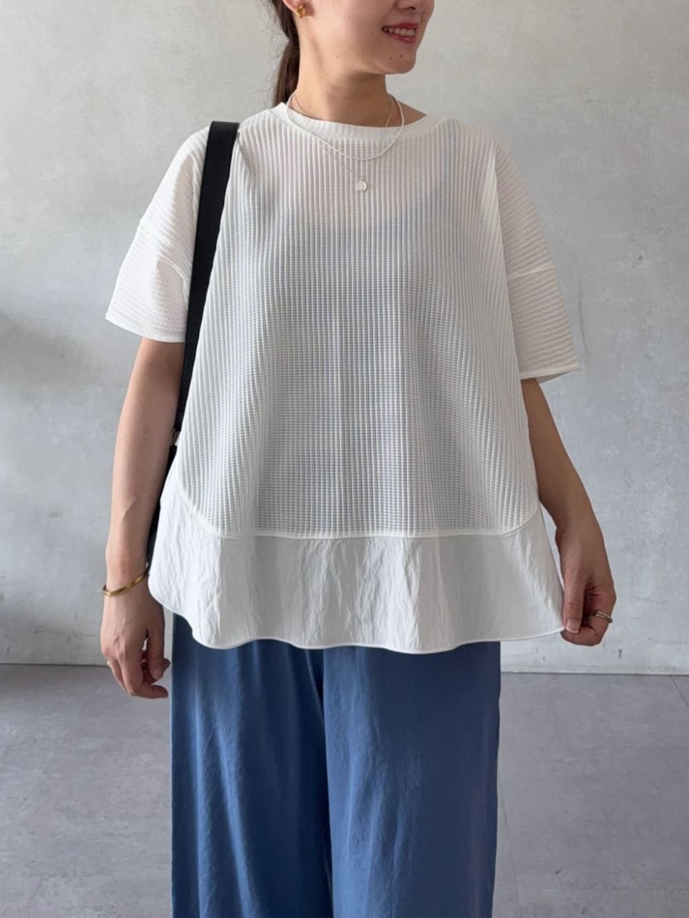 ホワイト系のTシャツ/カットソー、ブルー系のその他パンツを着用したレディースの夏コーディネートの4枚目の写真