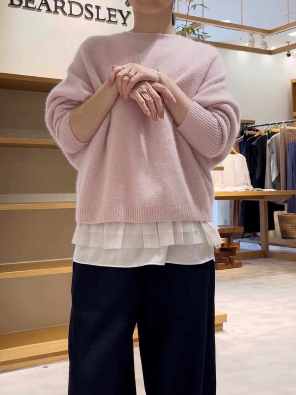 ブルー系のその他パンツ、ピンク系のニット/セーターを着用したレディースの夏コーディネートの7枚目の写真