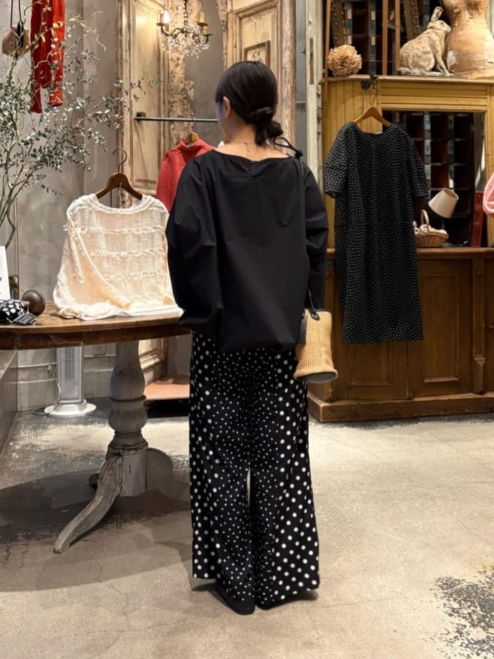 ブラック系のシャツ/ブラウス、ブラック系のその他パンツを着用したレディースの春コーディネートの6枚目の写真