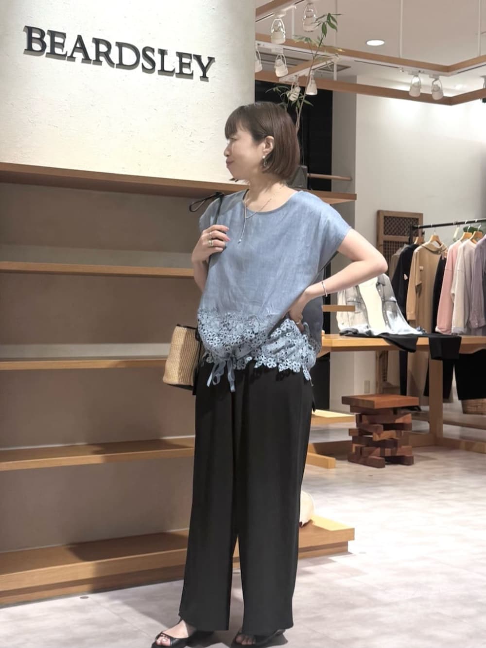 ブラック系のその他パンツ、ブルー系のシャツ/ブラウスを着用したレディースの春コーディネートの3枚目の写真