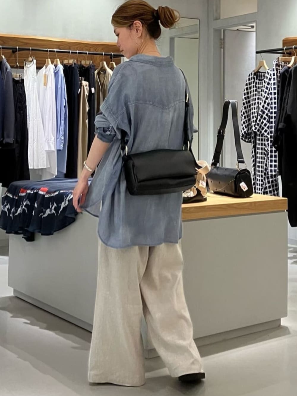 ブルー系のシャツ/ブラウス、ブラック系のショルダーバッグ、ベージュ系のその他パンツを着用したレディースの夏コーディネートの7枚目の写真