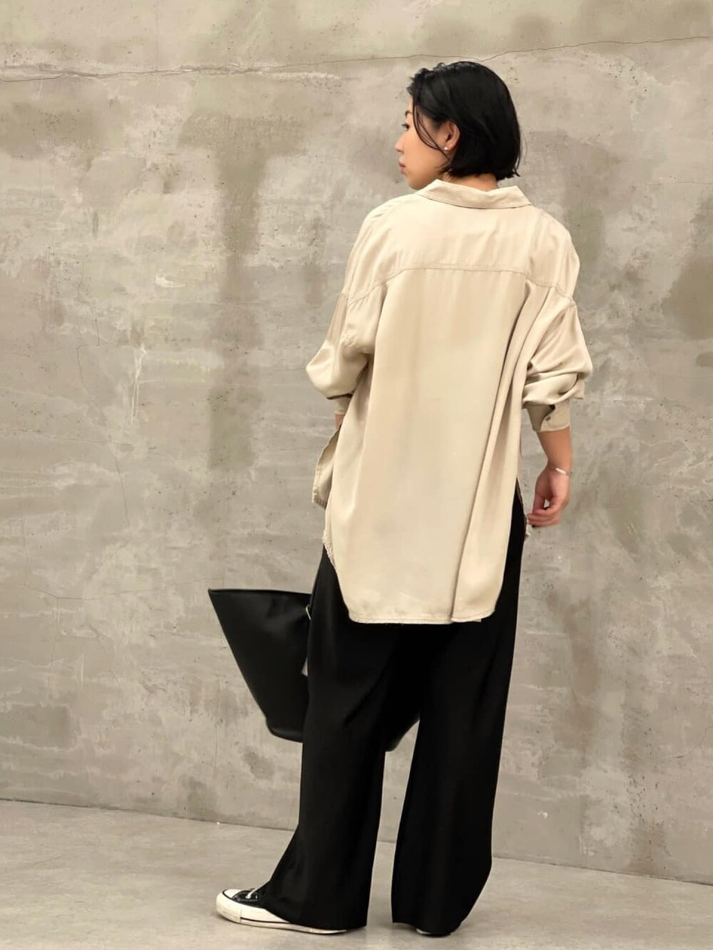 ベージュ系のシャツ/ブラウス、ブラック系のその他パンツを着用したレディースの秋コーディネートの3枚目の写真