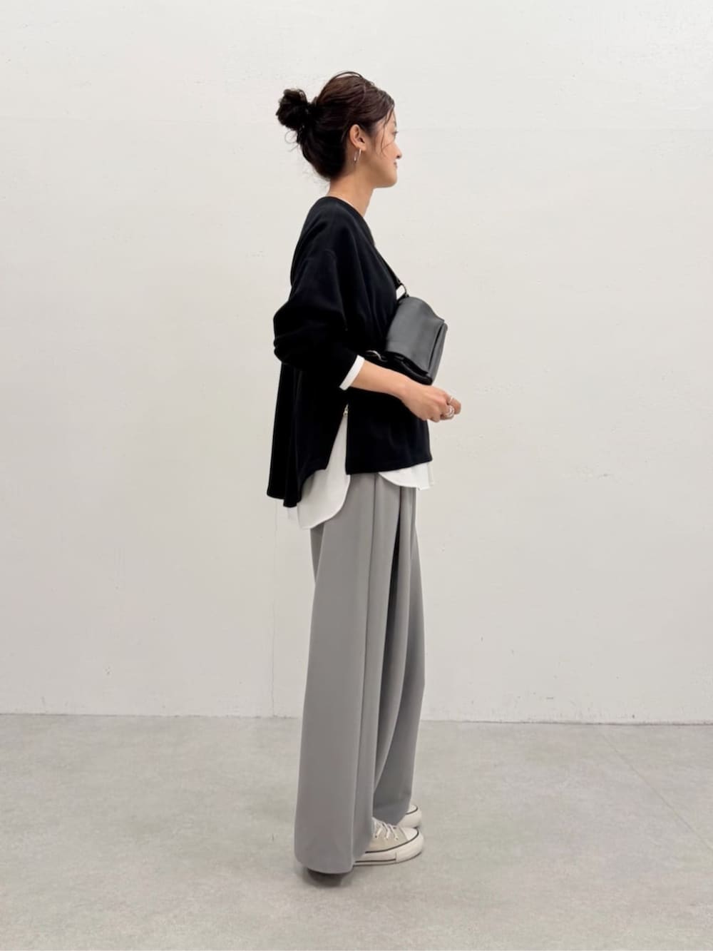 ブラック系のショルダーバッグ、ブラック系のTシャツ/カットソー、グレー系のその他パンツを着用したレディースの夏コーディネートの2枚目の写真