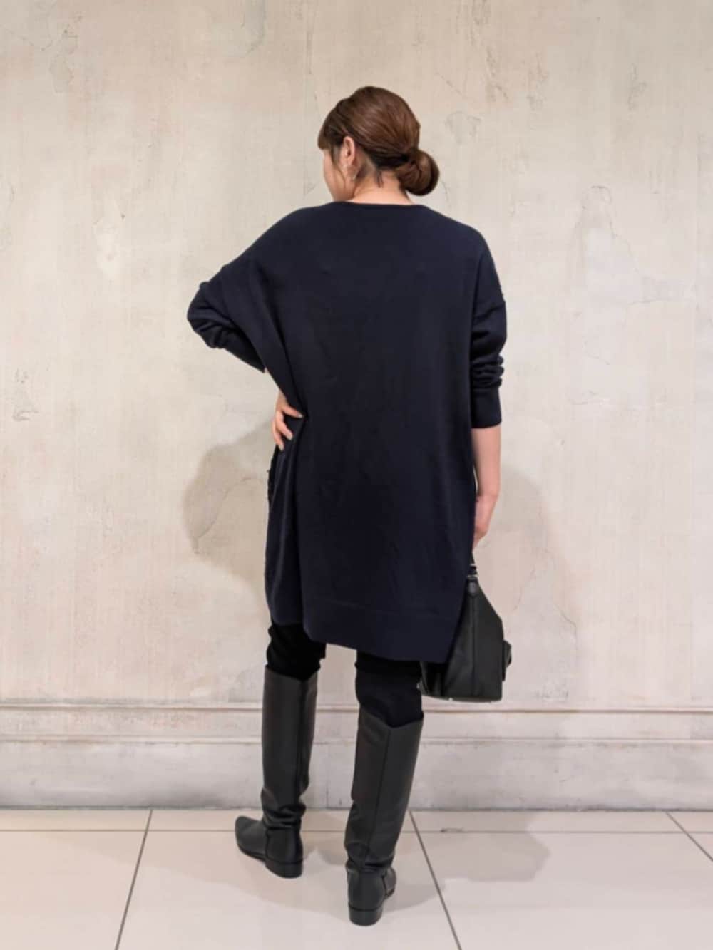 ブラック系のその他パンツ、ブルー系のニット/セーターを着用したレディースの秋コーディネートの5枚目の写真