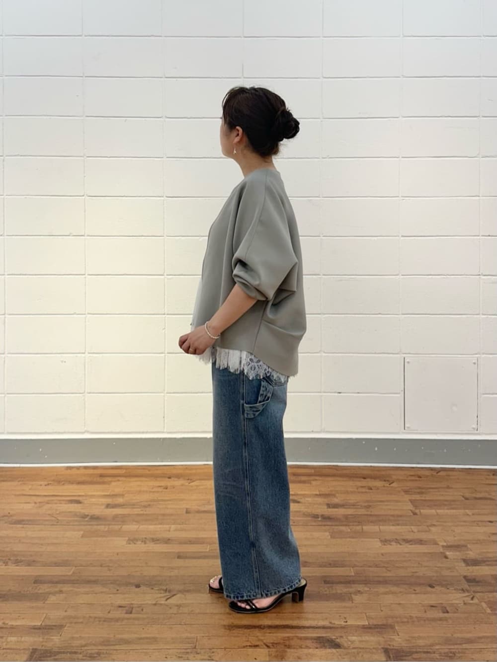 ブルー系のその他パンツ、ホワイト系のタンクトップを着用したレディースの夏コーディネートの3枚目の写真