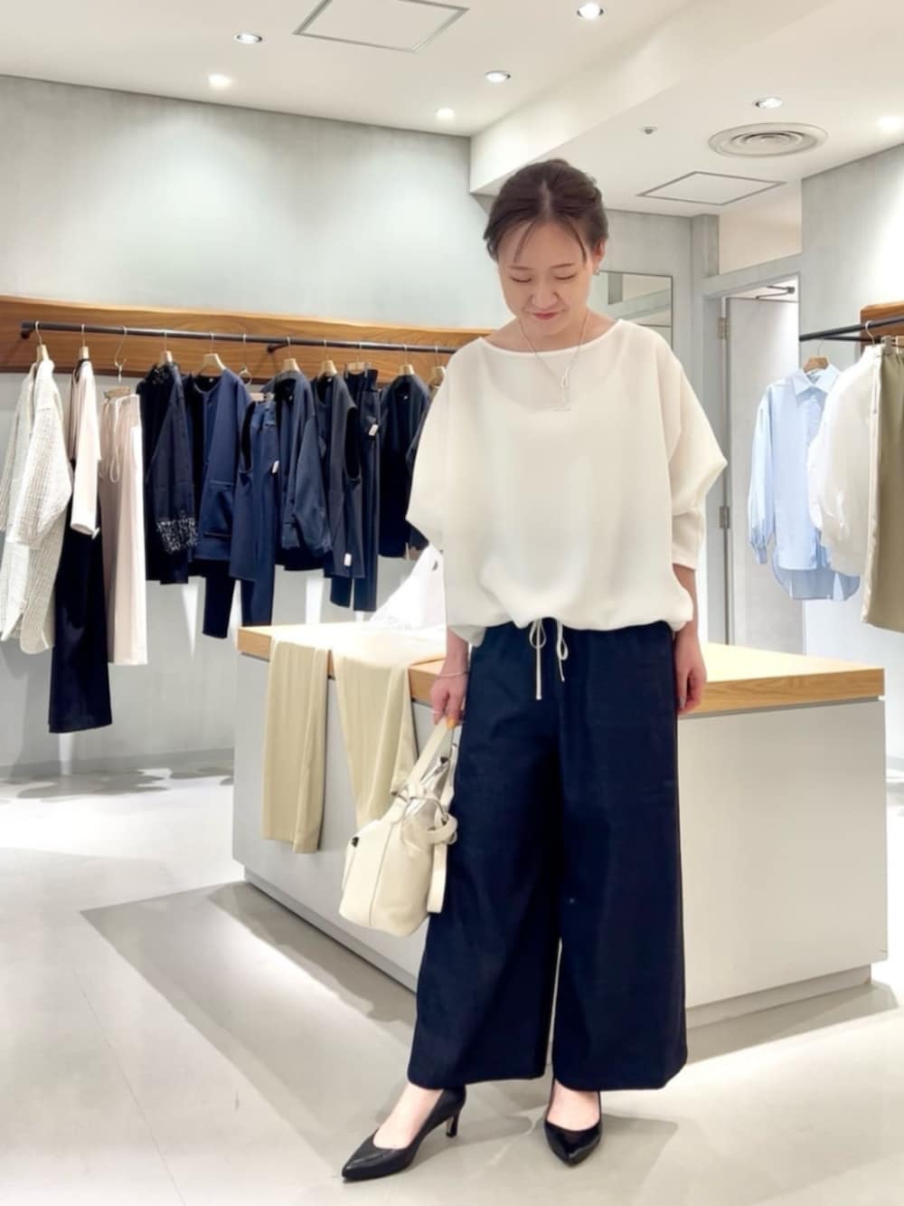 ブルー系のその他パンツ、ホワイト系のシャツ/ブラウスを着用したレディースの春コーディネートの3枚目の写真