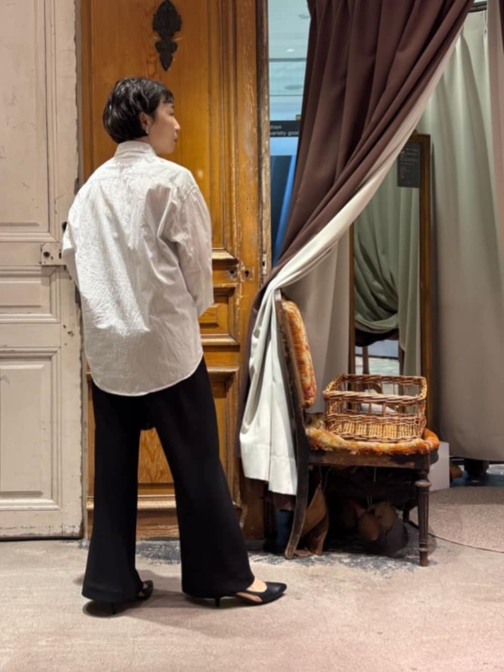 ブラック系のボストンバッグ、ホワイト系のシャツ/ブラウス、ブラック系のその他パンツを着用したレディースの春コーディネートの10枚目の写真