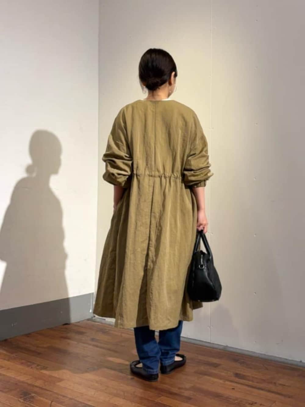 ブルー系のデニムパンツ、イエロー系のその他アウターを着用したレディースの夏コーディネートの4枚目の写真