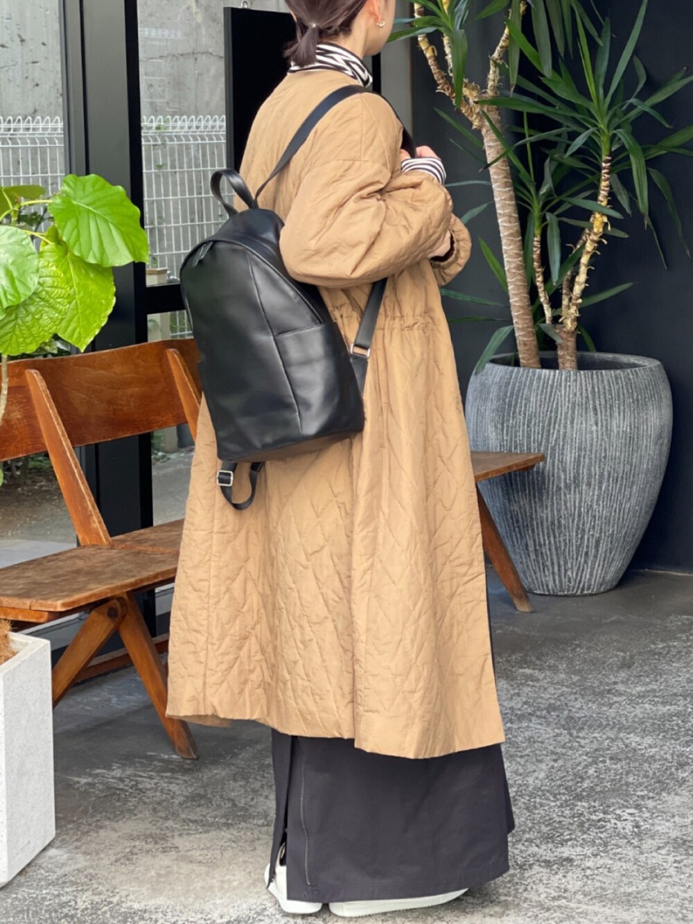 イエロー系のその他アウター、ブラック系のTシャツ/カットソー、ブラック系のスカートを着用したレディースの秋コーディネートの4枚目の写真