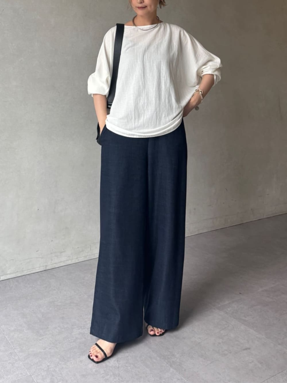 ブルー系のその他パンツ、ホワイト系のTシャツ/カットソーを着用したレディースの夏コーディネートの4枚目の写真