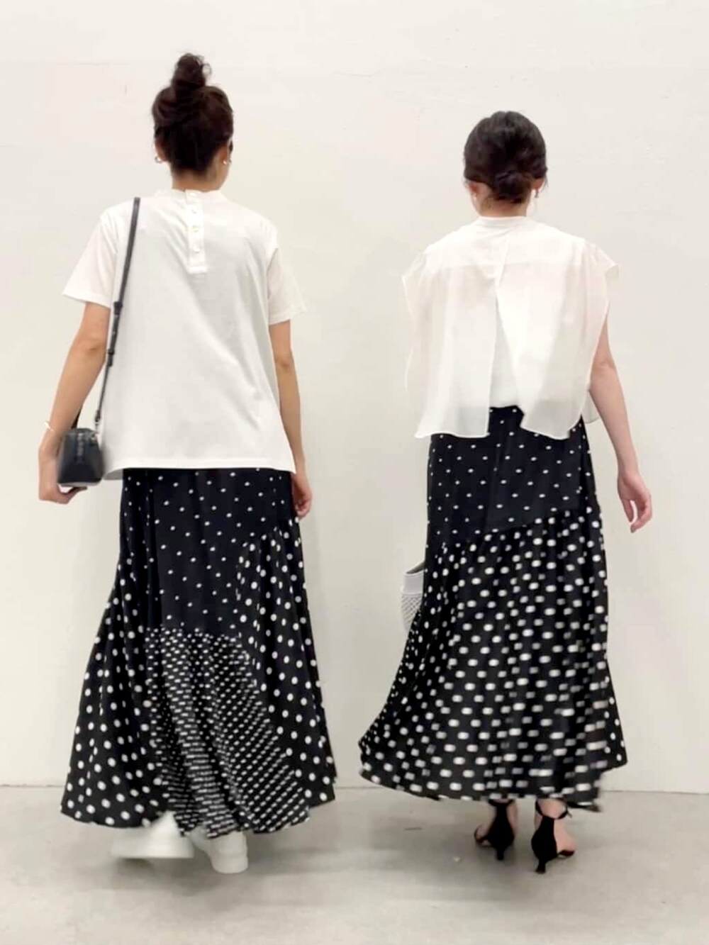 ホワイト系のTシャツ/カットソー、ブラック系のショルダーバッグ、ブラック系のスカートを着用したレディースの夏コーディネートの2枚目の写真