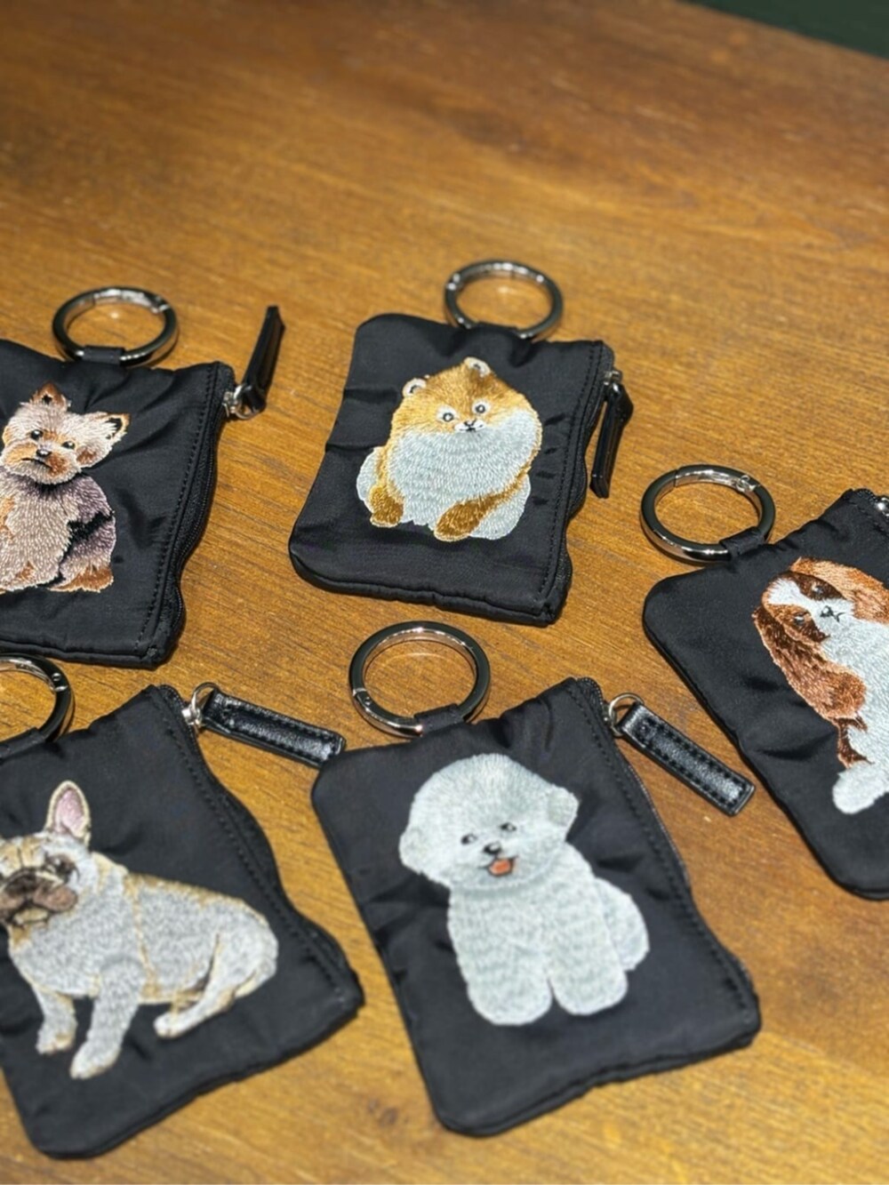 ブラック系のポーチを着用したレディースの冬コーディネートの7枚目の写真