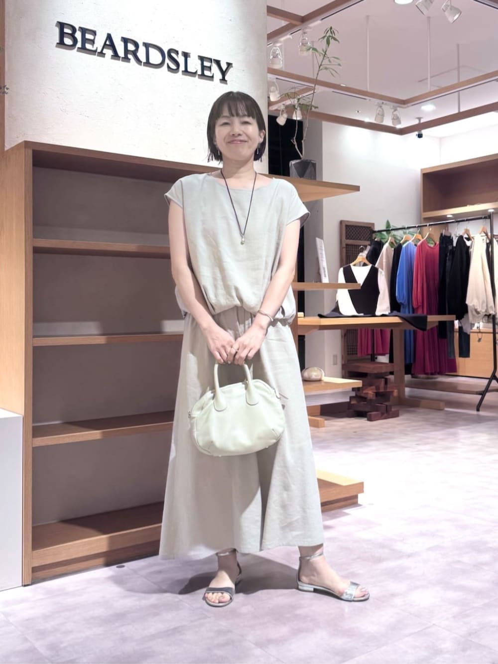 グレー系のボストンバッグ、グレー系のその他パンツ、グレー系のシャツ/ブラウスを着用したレディースの春コーディネートの2枚目の写真