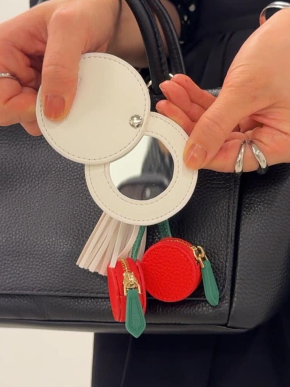 ブラック系のスカート、ブラック系のシャツ/ブラウスを着用したレディースの冬コーディネートの7枚目の写真