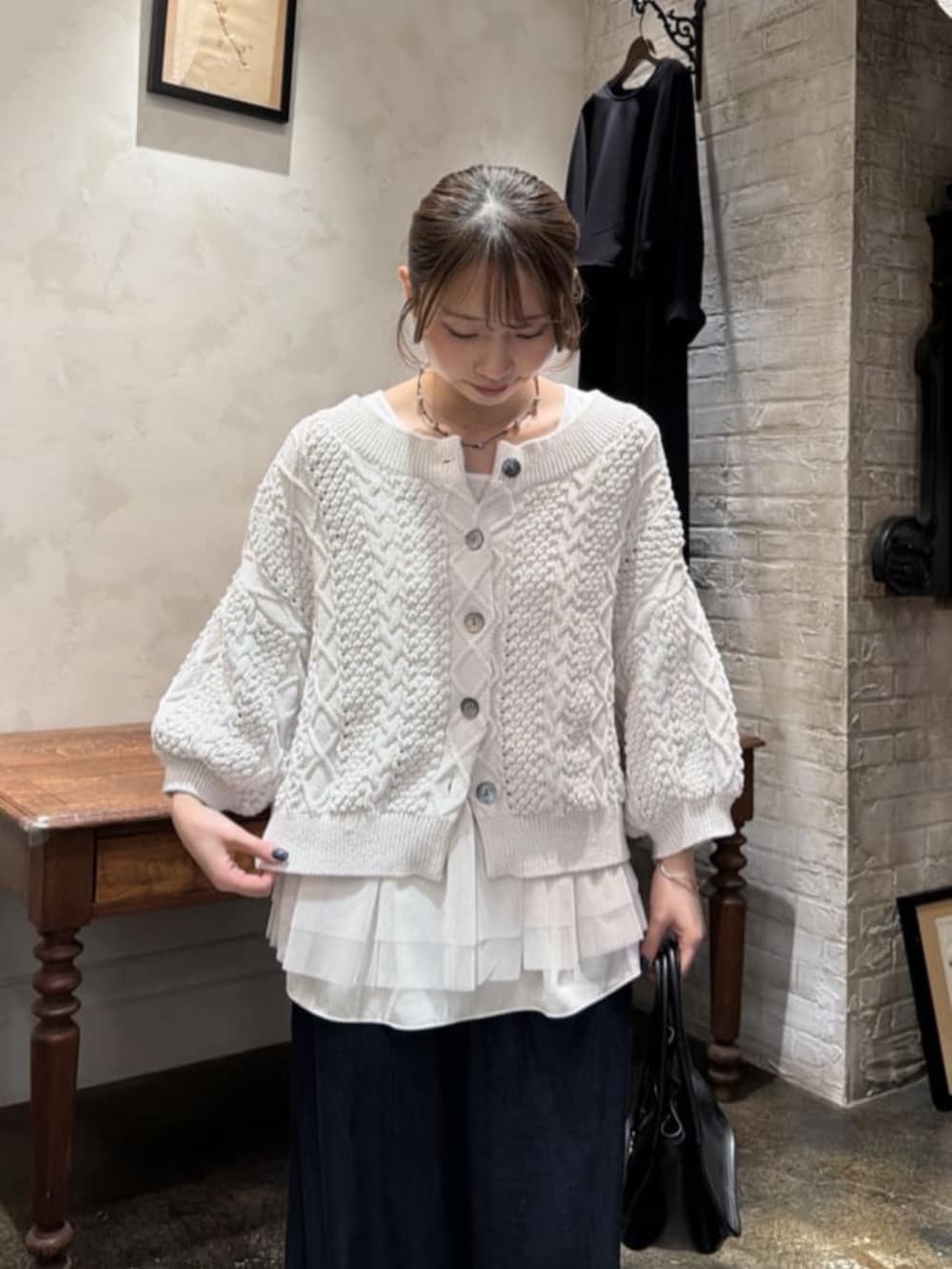 ブルー系のその他パンツ、ホワイト系のタンクトップ、ブラック系のトートバッグを着用したレディースの冬コーディネートの4枚目の写真