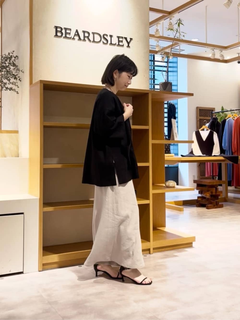 ブラック系のトートバッグ、ホワイト系のシャツ/ブラウス、グレー系のその他パンツを着用したレディースの春コーディネートの5枚目の写真