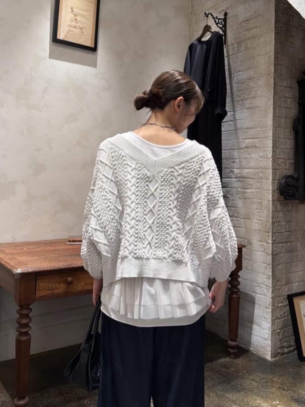 ブルー系のその他パンツ、ホワイト系のタンクトップ、ブラック系のトートバッグを着用したレディースの冬コーディネートの5枚目の写真