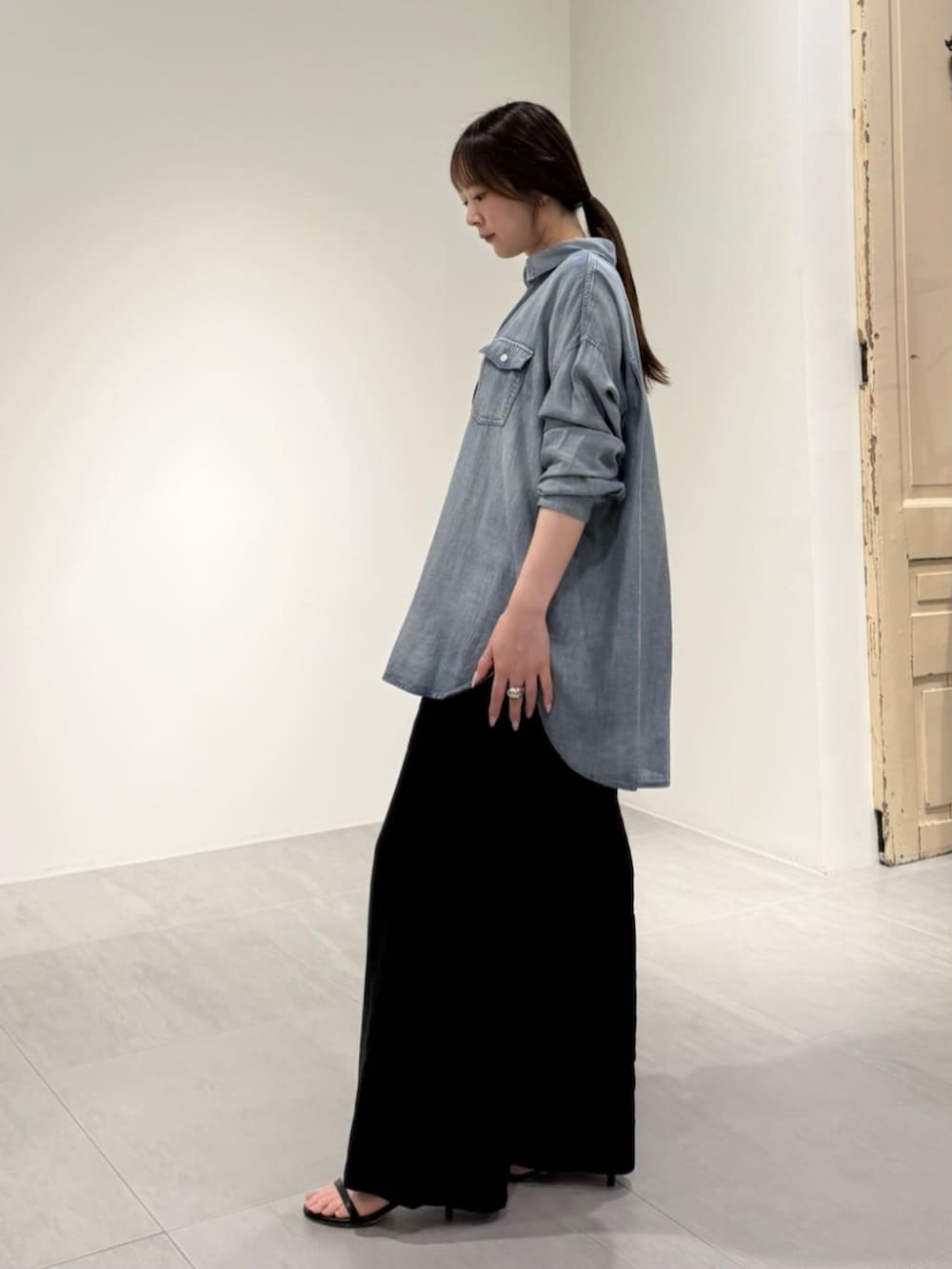 ブルー系のシャツ/ブラウス、ホワイト系のシャツ/ブラウス、ブラック系のその他パンツを着用したレディースの春コーディネートの2枚目の写真