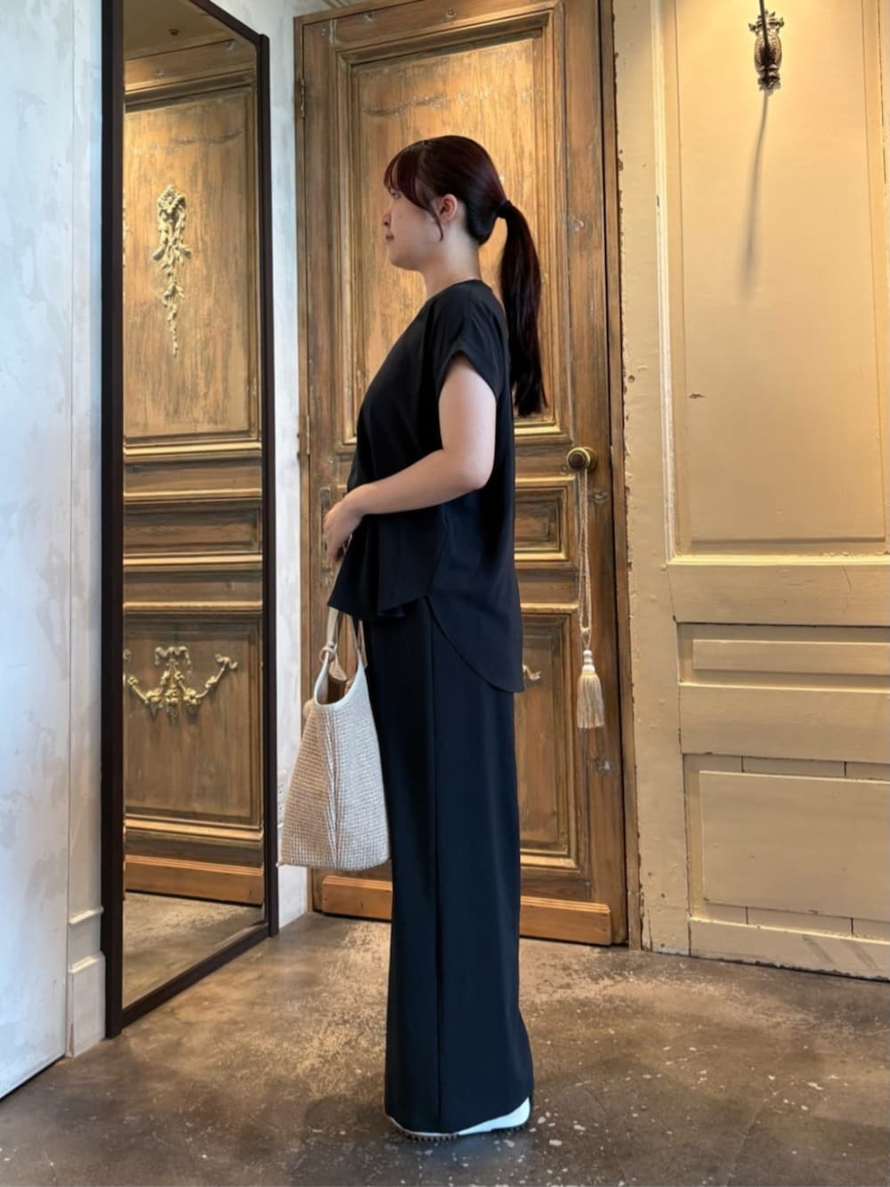 ブルー系のシャツ/ブラウス、ブルー系のその他パンツを着用したレディースの春コーディネートの2枚目の写真