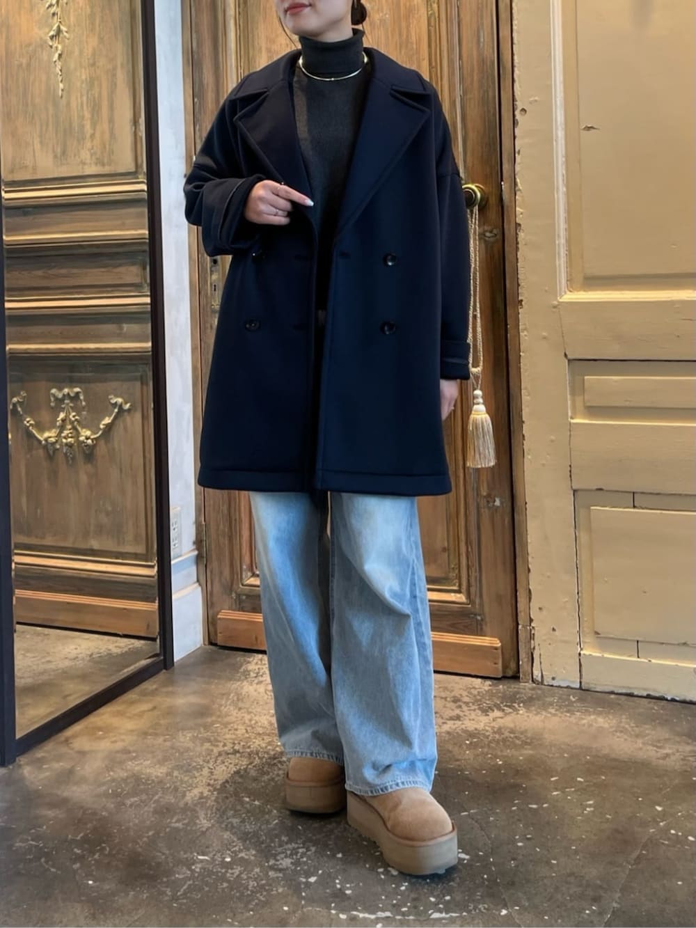 グレー系のニット/セーター、ブルー系のピーコートを着用したレディースの冬コーディネートの4枚目の写真