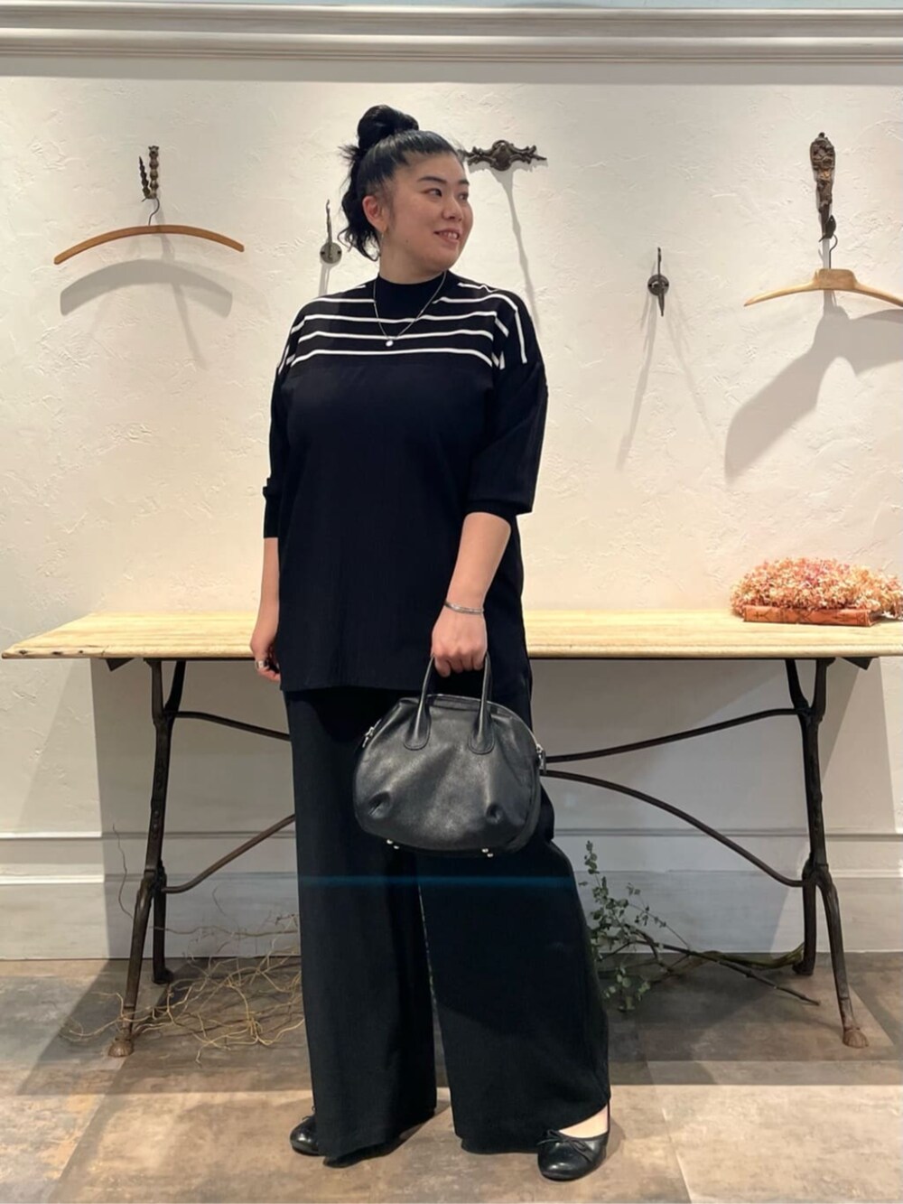 ブラック系のニット/セーターを着用したレディースの冬コーディネートの4枚目の写真