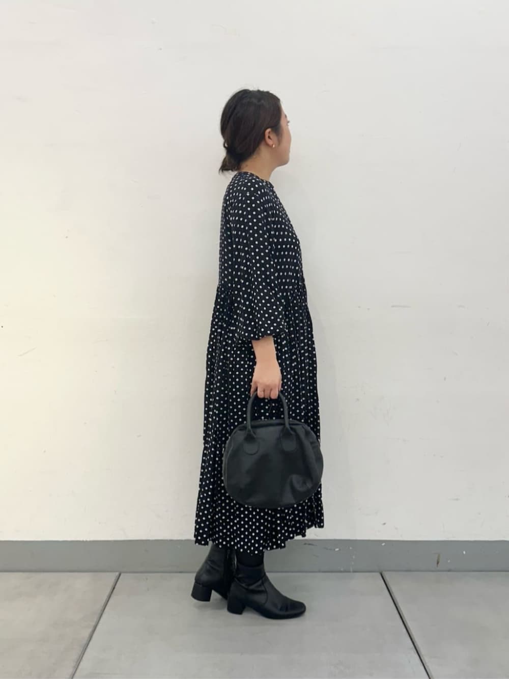 ベージュ系のその他アウター、ブラック系のワンピースを着用したレディースの冬コーディネートの7枚目の写真