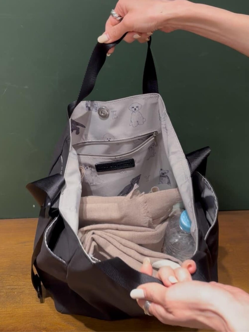 ブラック系のトートバッグを着用したレディースの冬コーディネートの5枚目の写真